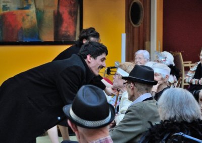Spectacle Marius & Paula : Mathilde Mercier et Étienne Pageault devant un public âgé.