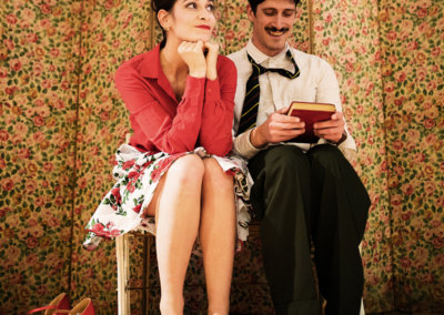 Spectacle Marius & Paula : Mathilde Mercier et Étienne Pageault assis sur le banc de la scène.