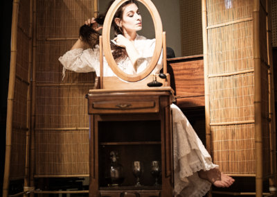 Spectacle Marius & Paula : Mathilde Mercier devant sa coiffeuse.