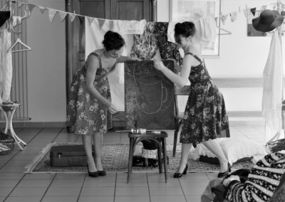 Spectacle Les p'tits papiers : Mathilde Mercier & Maïwenn Doherty dessinent la recette de la tisane réconfortante sur un tableau noir.